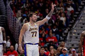 没想到吧！东契奇&字母哥争球 东契奇成功跳到球权